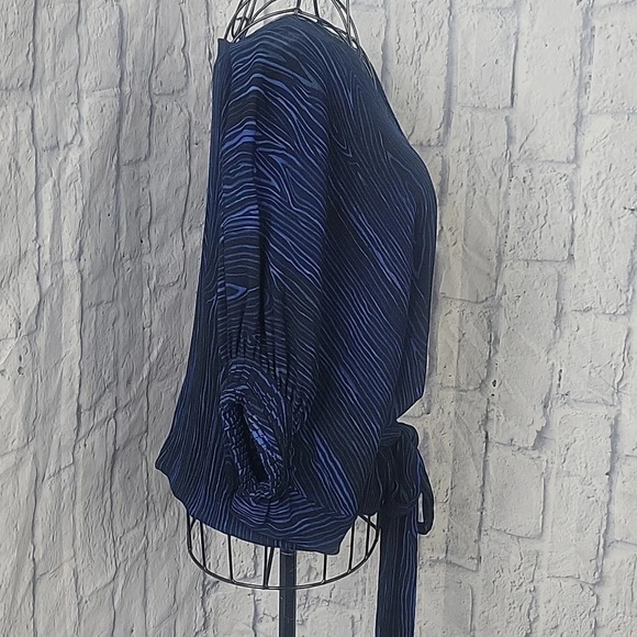 DIANE VON FURSTENBERG Black and Blue Wavy Lines Tie Blouse Chest 46" Lg. 24" - Picture 5 of 8